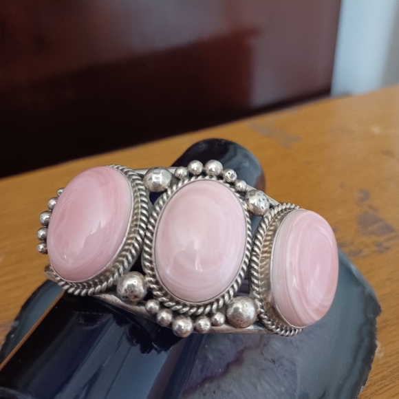 Pink Conch Cuff - Picture 2 of 4